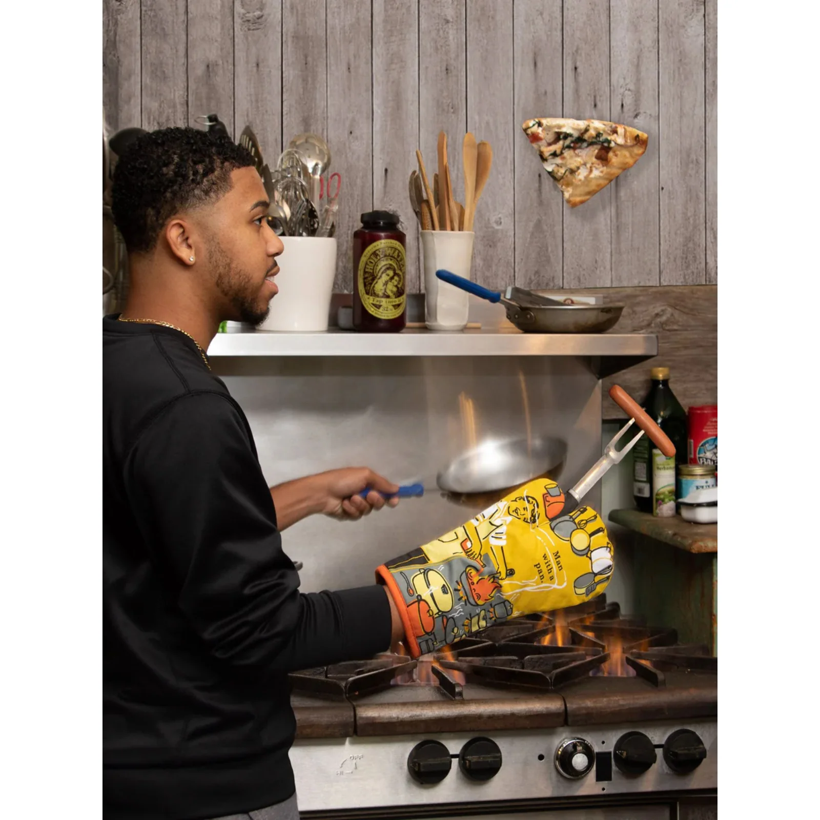 Blue Q Oven Mitt 'Man with a Pan' - Image 3